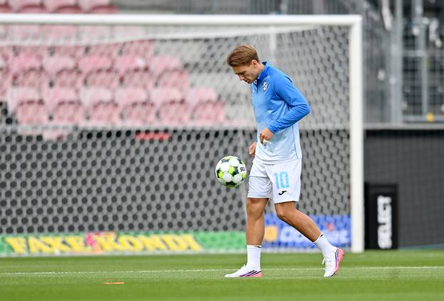 Zagrijavanje nogometaša uoči početka utakmice Midtjyllanda i Rijeke u play-offu za ulazak u UEFA Konferencijsku ligu