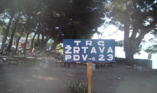 Na Murteru turisti piju na Trgu žrtava PDV-a br.  23