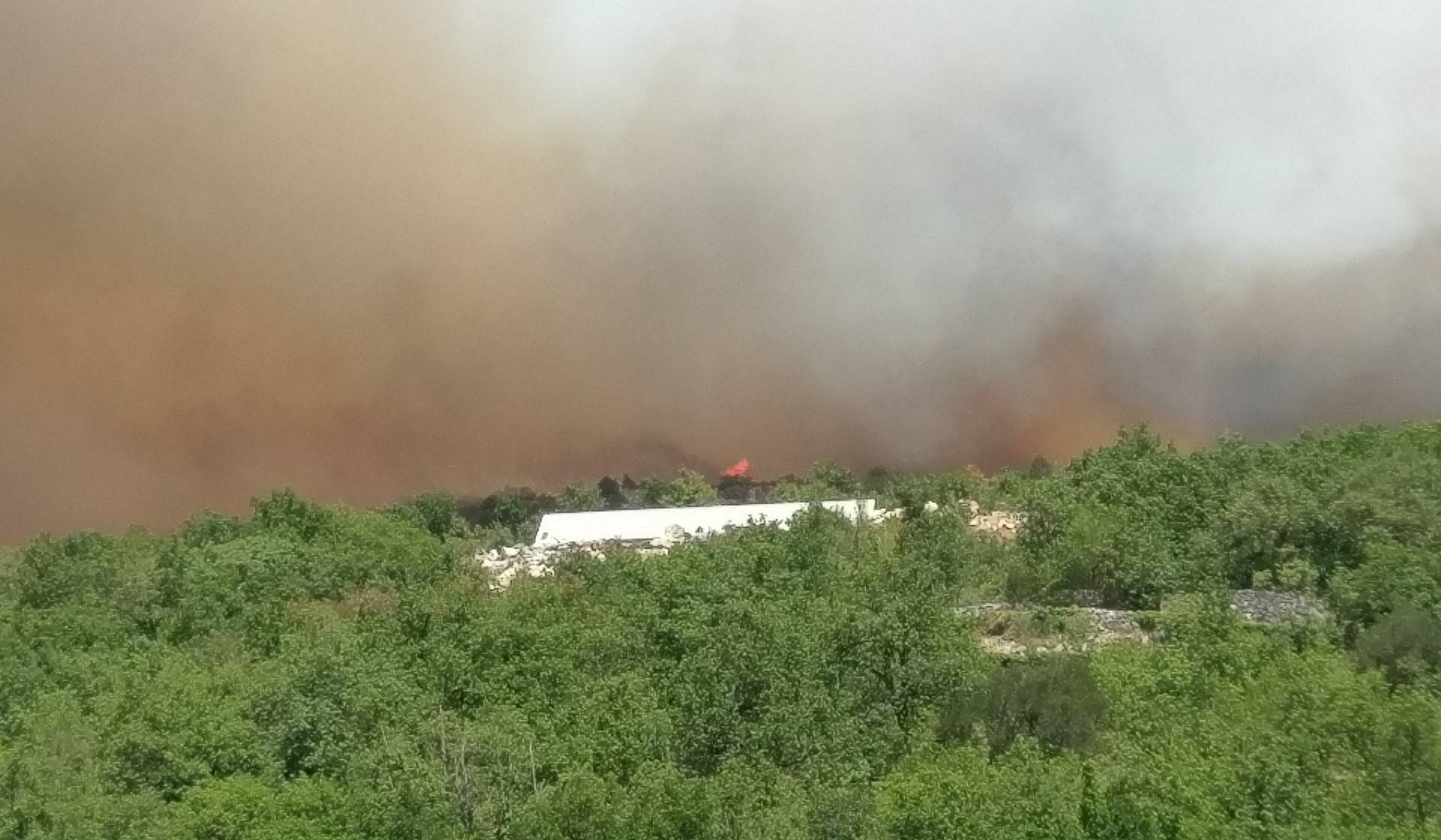 Kod Šibenika spasili kuće, gori kod Šestanovca, na Marjanu...