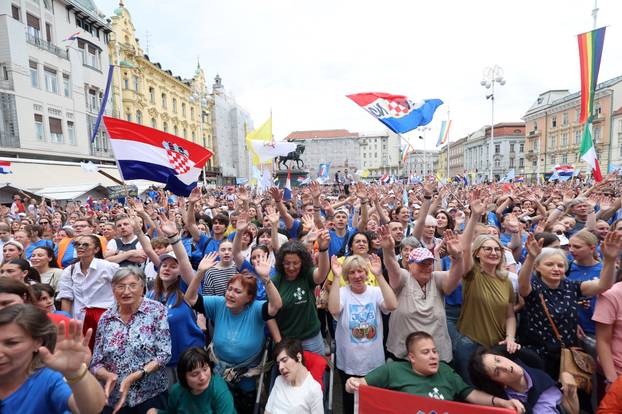 Zagreb: Dolazak hodočasnika Antunovskog hoda na Trg bana Josipa Jelačića
