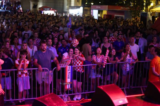Zagreb: Slavlje navijača na trgu nakon pobjede Hrvatske