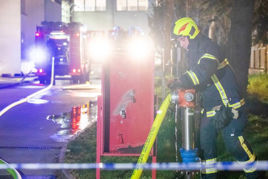 Pula: Požar na krovu Osnovne škole Veruda