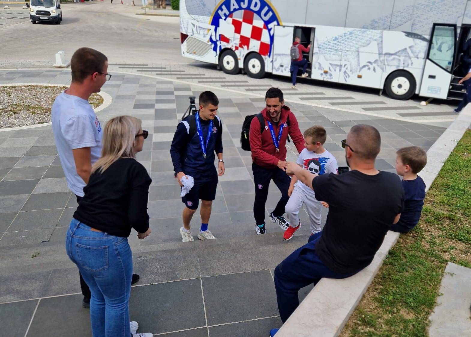 VIDEO 5000 navijača dočekalo Hajdukove tiće na splitskoj Rivi