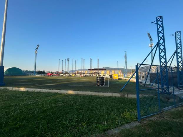 FOTO Evo kako teku pripreme za koncert Thompsona u Zaprešiću: Stigla oprema, slažu pozornicu