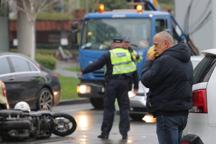 Zagreb: Skuter, auto i pjeÅ¡ak sudjelovali u prometnoj nesreÃ¦i u RadniÃ¨koj