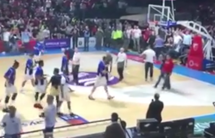 Kaos u Beogradu! Delije napale košarkaše Budućnosti i Repešu