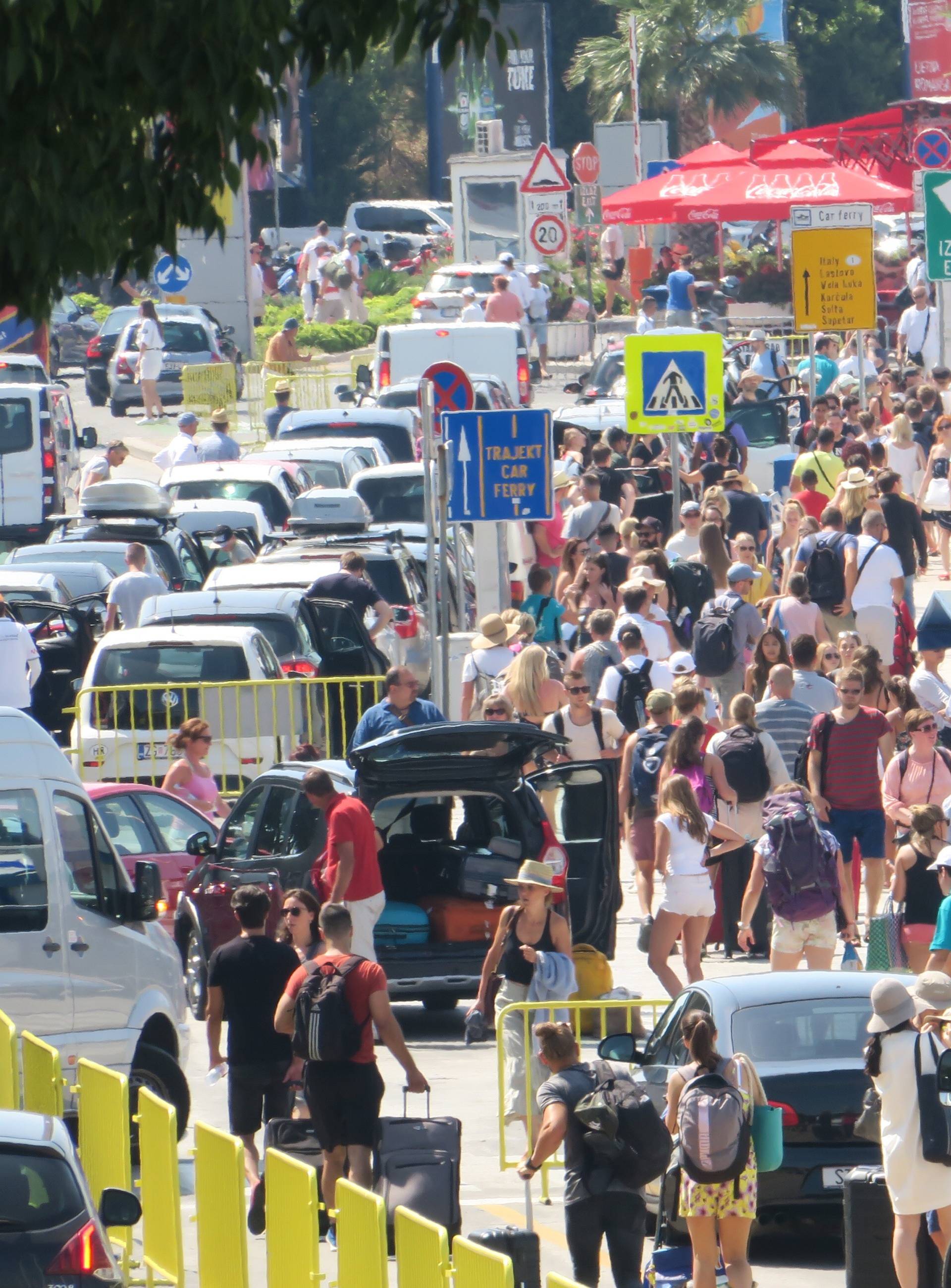 Split: Grad prepun turista koji odlaze na ljetovanje