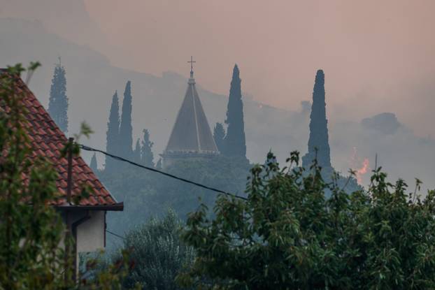 Žrnovnica: Vatra ušla u naselje