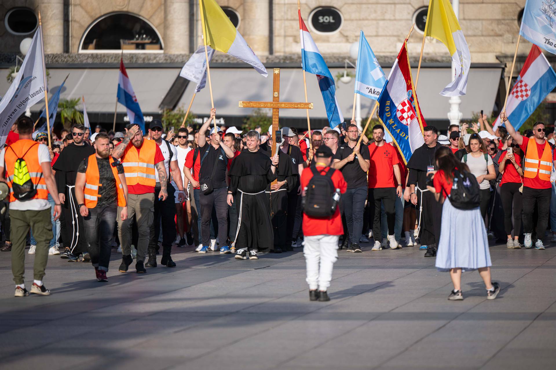 Zagreb: Dolazak hodočasnika Antunovskog hoda iz Sesvetskih sela na Trg bana Josipa Jelačića