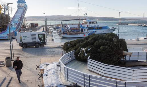 FOTO Olujni udari bure srušili božićnu jelku u Crikvenici: Dio ograde klizališta skroz uništen