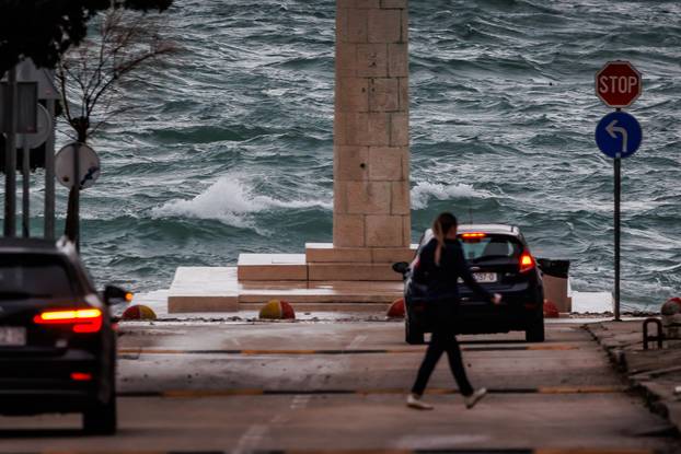 Olujno jugo zahvatilo Kaštela