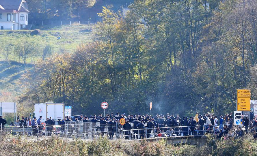 Migranti ih gađali kamenjem: Lakše ozlijeđena dva policajca