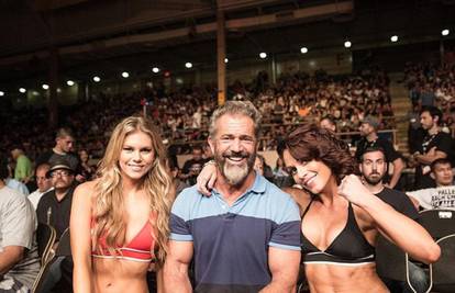 Mel Gibson ponosno pozirao s golišavim 'djevojkama iz ringa'