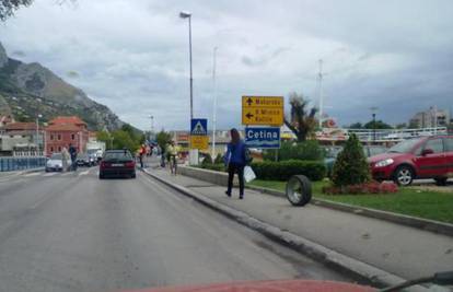 Muškarcu u Omišu u vožnji je otpao kotač s Alfe Romeo 147