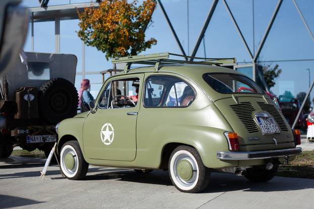Osijek: Izložba oldtimer vozila ispred Gospodarskog centra