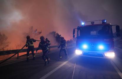 FOTO  Vatrogasci u paklu požara diljem Dalmacije: Herojski gasili cijelu noć, dolazili i iz Zagreba