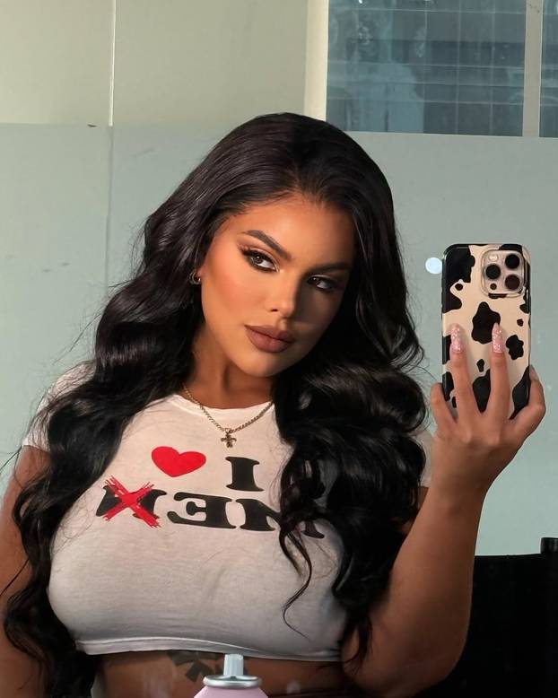 FOTO Bujna Gracie zavapila: Pa sjedala u automobilima trebaju biti veća! Ja se jedva uguram...