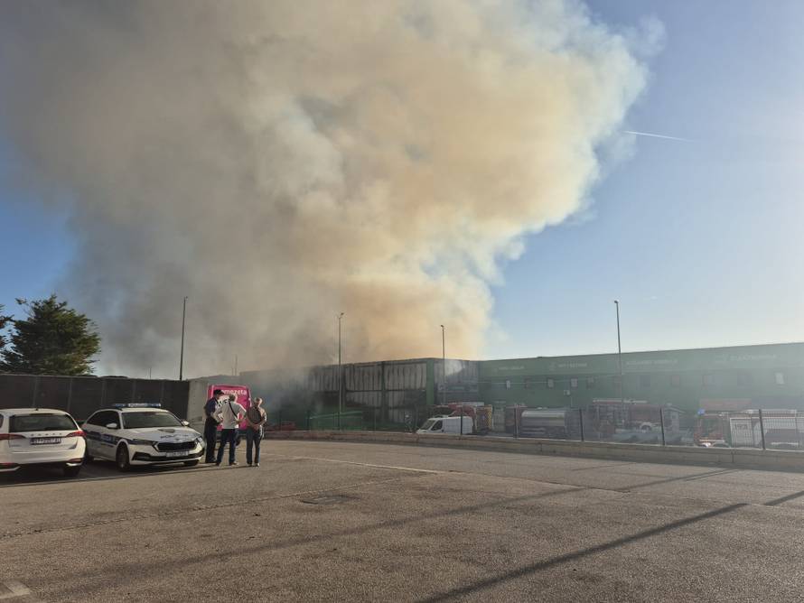 FOTO Požar u Kaštel Sućurcu još nisu proglasili ugašenim, rade na sanaciji. Šteta će biti velika?