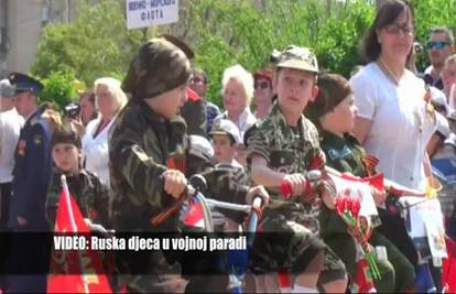 Rusi mobilizirali djecu: Mališani morali stupati u vojnoj paradi
