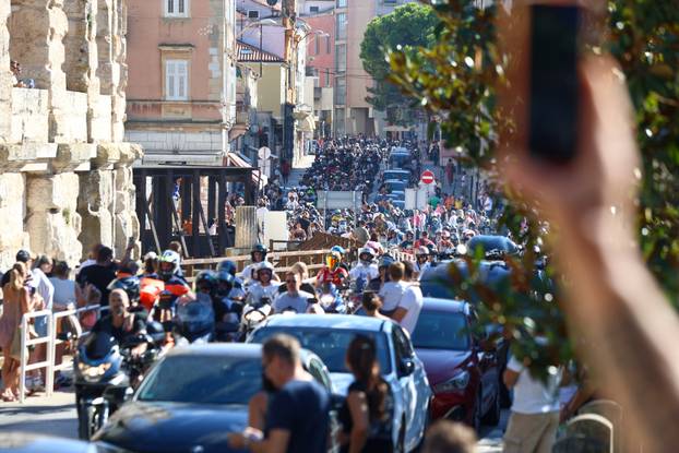 Defile motorista kroz PUlu