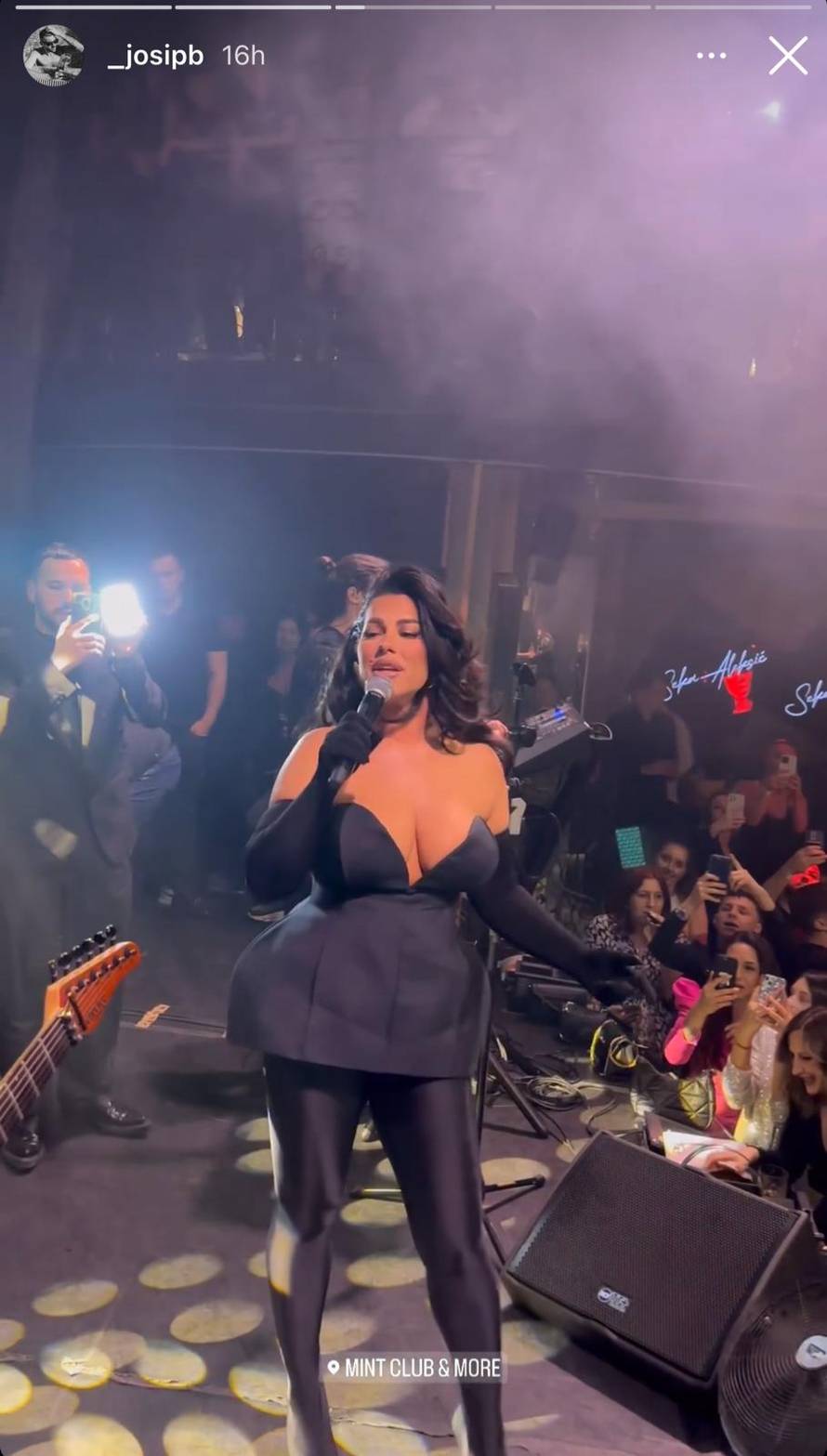 Seka Aleksić sinoć je 'zapalila' zagrebački klub: Pokazala je i duboki dekolte, Grubnić snimao