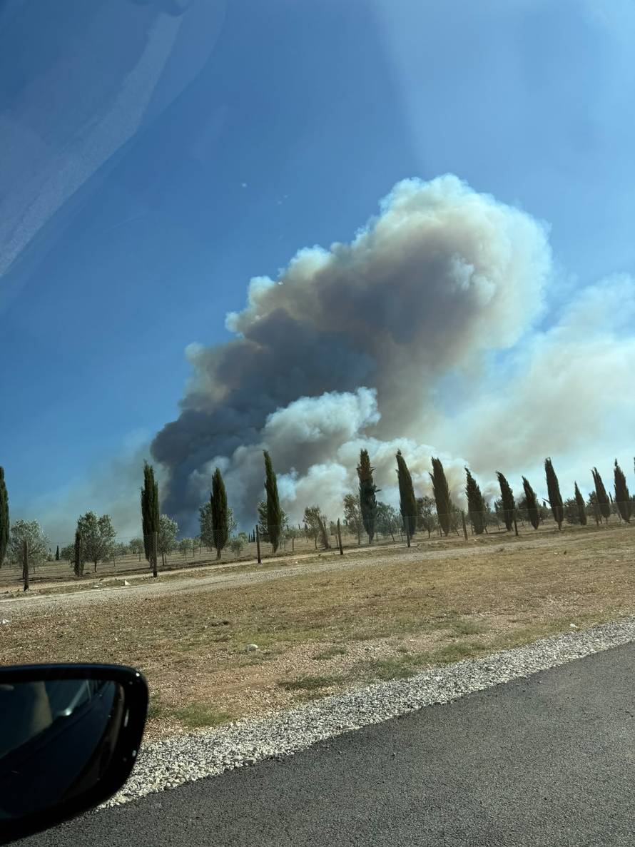 VIDEO Lokalizirali požar kod Zadra, a  kod Ninskih Stanova van kontrole. Stigli i kanaderi