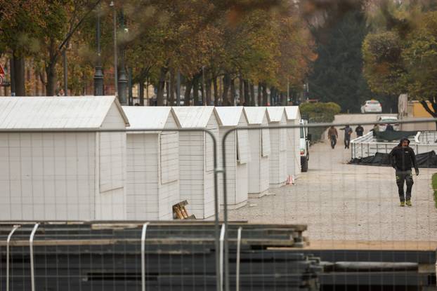 Zagreb: Postavljanje adventskih kućica na Trgu kralja Tomislava