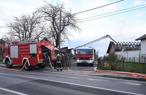 Zagreb: U skladištu guma u Zagrebačkoj ulici u Sesvetama izbio je požar