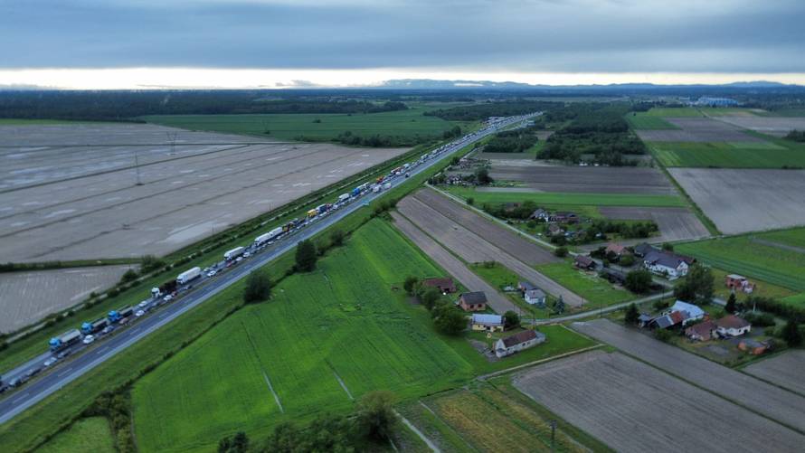 FOTKE IZ ZRAKA Zbog strašne nesreće na A3 prekinut promet