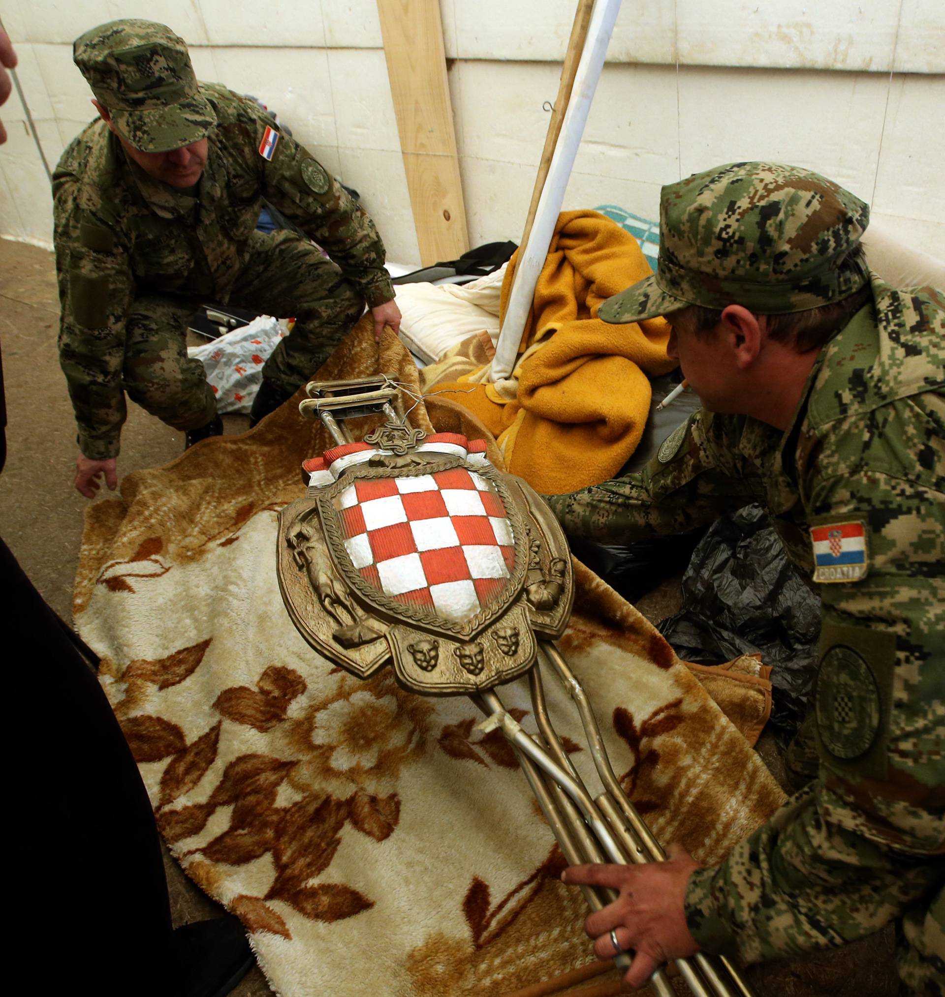 Pomaže im i vojska: Počelo je demontiranje šatora u Savskoj