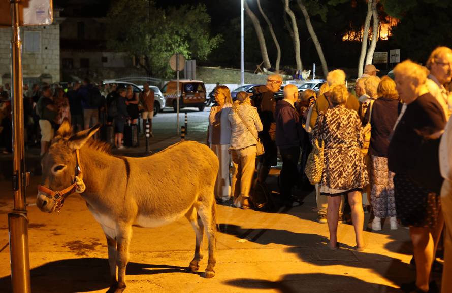 Milna: Zbog požara turisti proveli noć na rivi