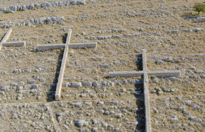 Digli smo dron iznad Velikog Kornata: 12 kamenitih križeva u spomen na heroje vatrogasce