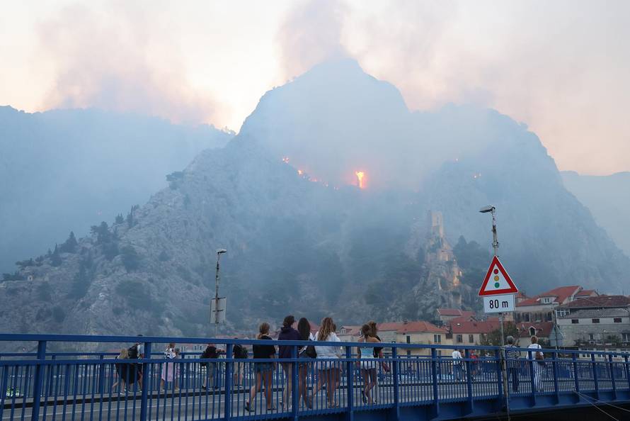Požar kod Omiša i dalje bukti