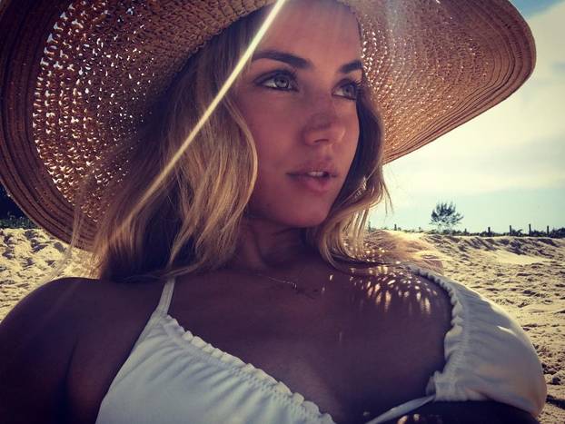 FOTO Zvijezda Hollywooda je zavirila u garažu Ferrarija. A mehaničari u njezin dekolte