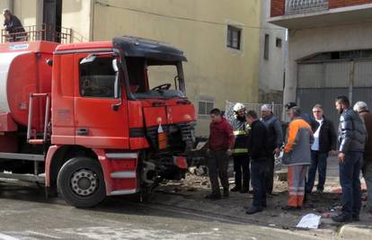 Cisternom se zabio u ogradu kuće jer je imao napadaj kašlja