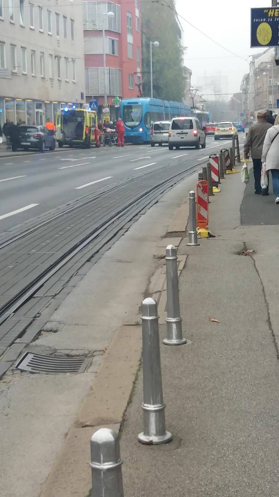 Sudarili se auto i tramvaj: 'Čuo se jači udarac pa lom stakla'