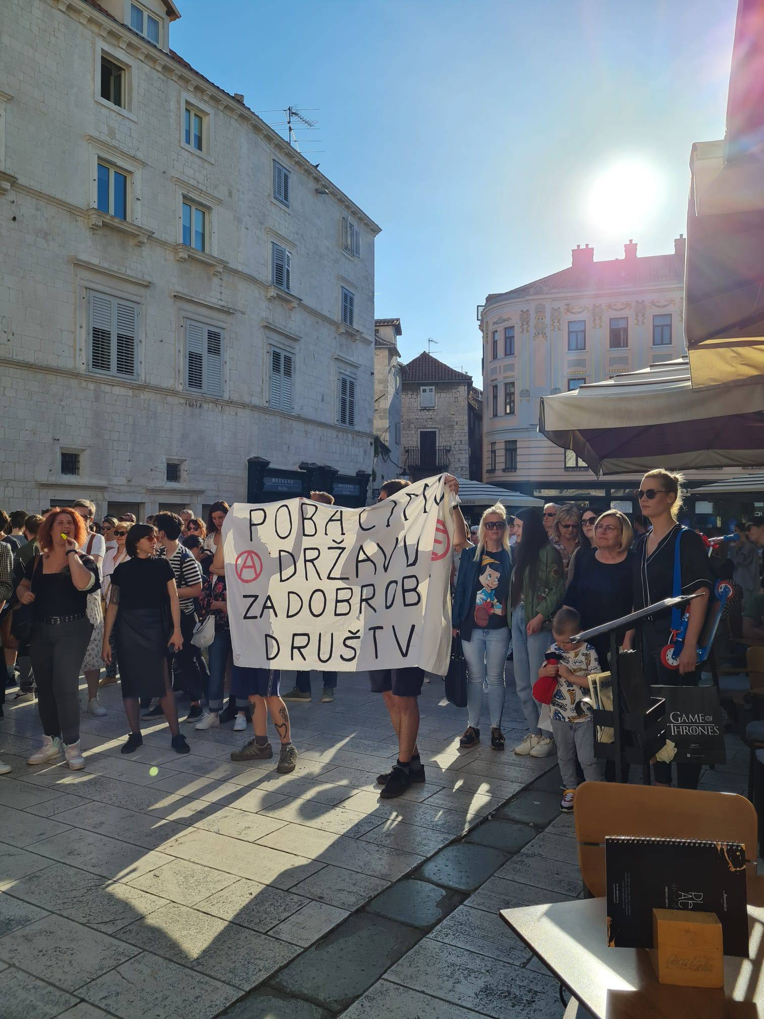 Gotov prosvjed: Građani diljem Hrvatske pružili podršku Mireli