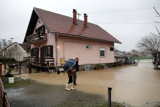Poplava u Orahovici, voda prijeti kućama