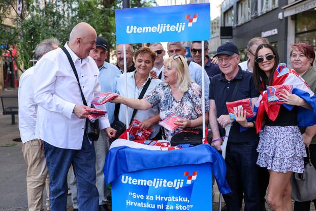 Zagreb: HDZ na Trgu organizirao dijeljenje hrvatskih zastava građanima