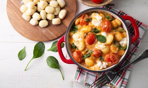 Zapečeni njoki sa špinatom i mozzarellom za večeru u dvoje