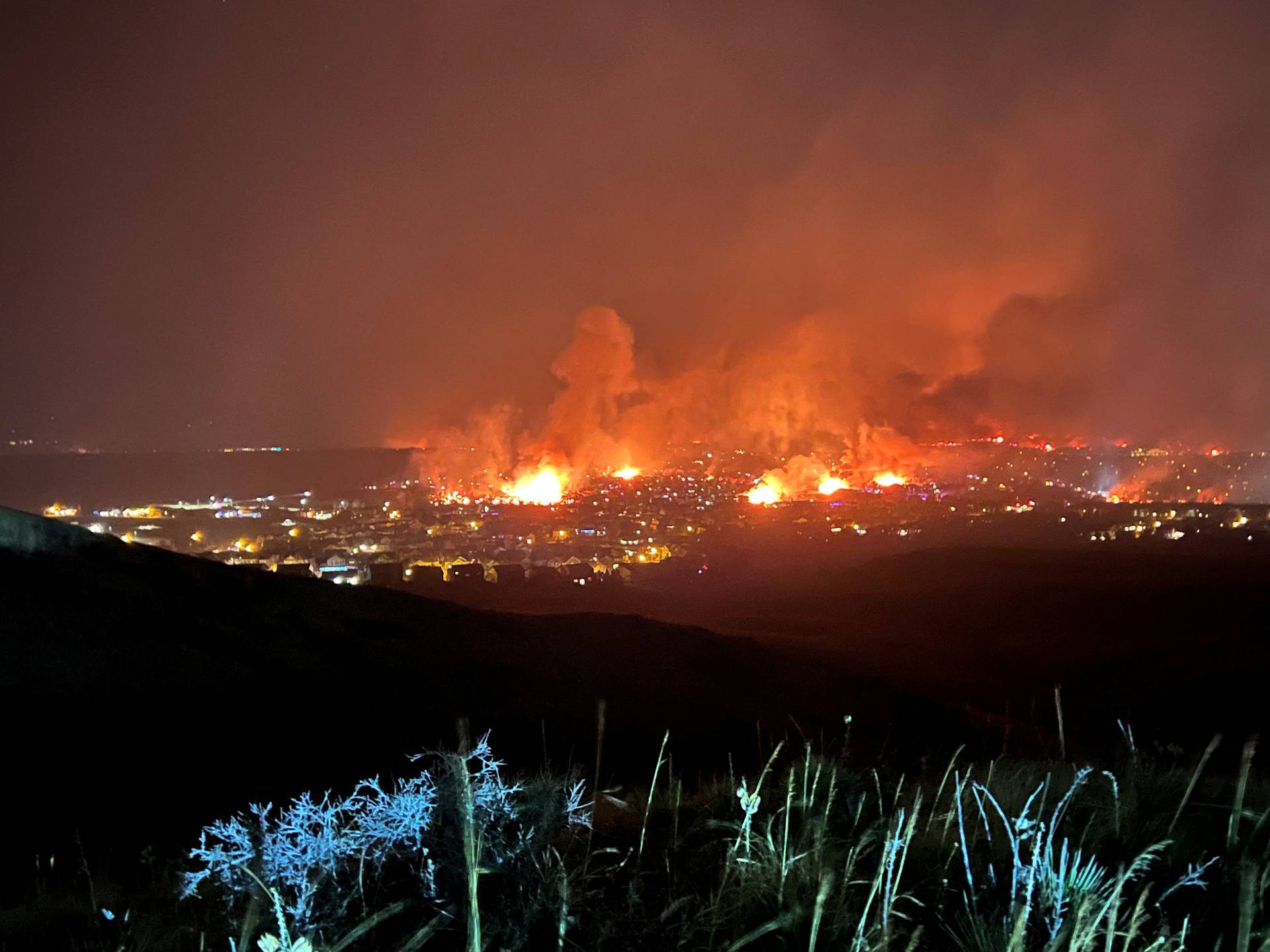 Wind-driven Colorado grass fire destroys hundreds of homes, displaces thousands