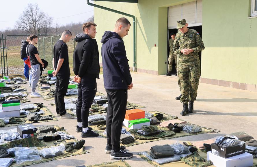 Ministar Anušić i general Kundid na prvom danu TVO-a na Slunju