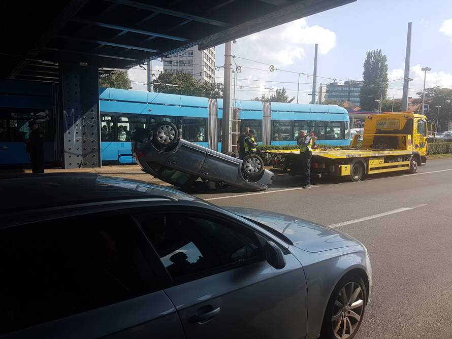 Automobil se prevrnuo na krov, vozača Hitna odvezla u bolnicu
