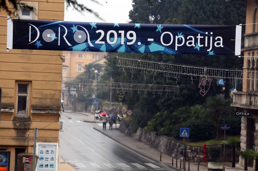 Opatija: Transparent Dora 2019 na ulazu u centar grada uocÄ festivala Dora