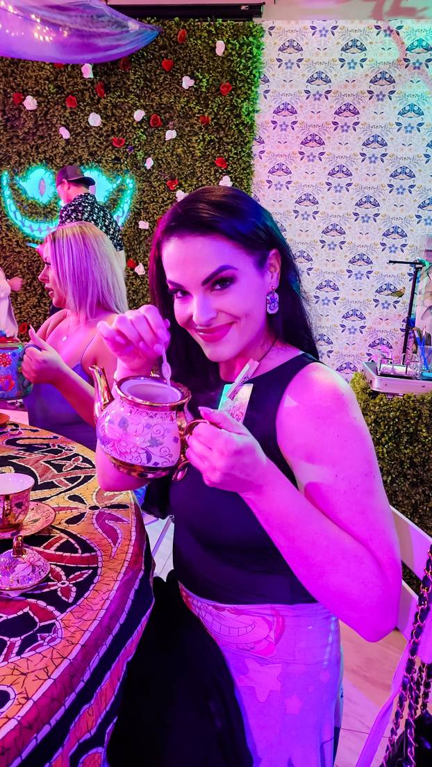 FOTO Ova odvjetnica ima najširi jezik, liže 4 lizalice. Odjednom!