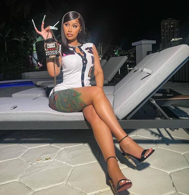 FOTO Guza na izvol'te! Cardi B mrdala golom stražnjicom, teško je skrenuti pogled...