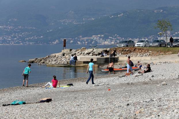 Rijeka: Sunčanje na plaži Kantrida