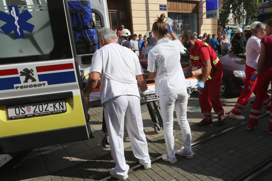 Ozlijeđene su dvije trudnice: U Osijeku tramvaj naletio na auto