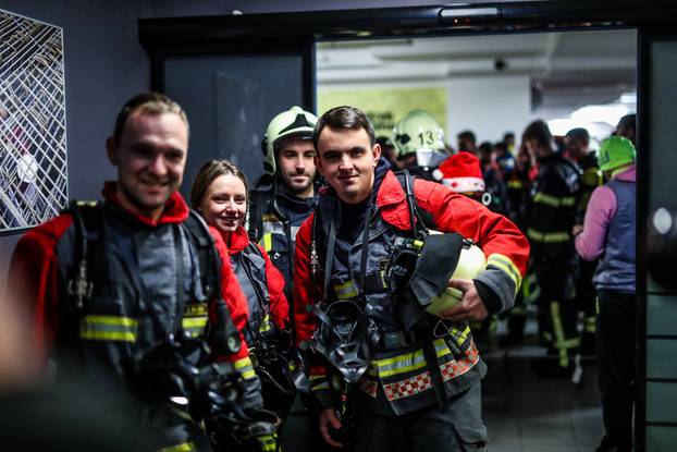 Zagreb: Vatrogasci pod punom opremom pretrčali 666 stepenica u humanitarne svrhe
