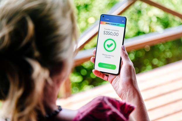 Woman,Making,Money,Transfers,Online,Using,Apps,To,Send,And